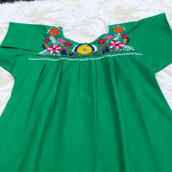 🇲🇽 NWT Traditional Mexican blouse. - Picture 2 of 5